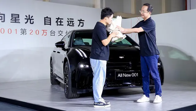 Image 2 accompanying Zeekr 001 Reaches 200,000 Deliveries, Celebrates with Longest-Mileage Owner