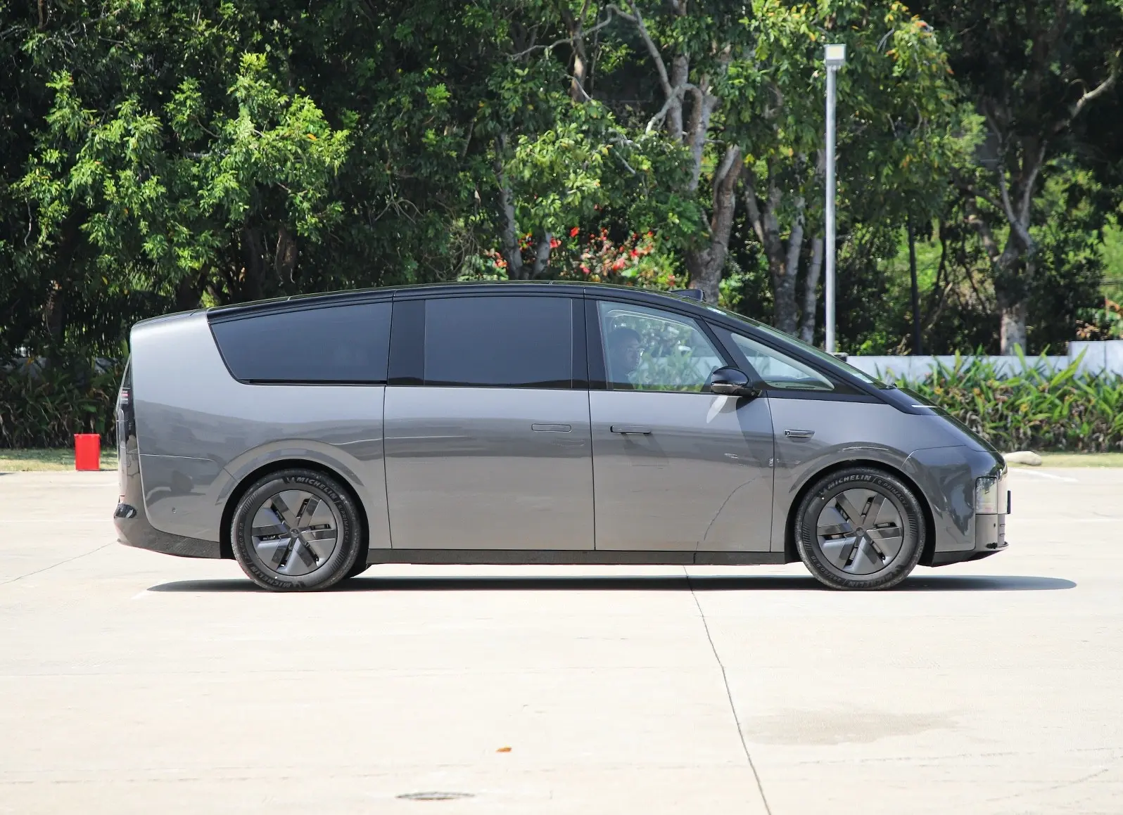 LiAuto MEGA Hits the Market at RMB 559,800: High-Speed Rail Styling, Aviation Seats, and an Impressive 700+ Kilometer Range - News - 3