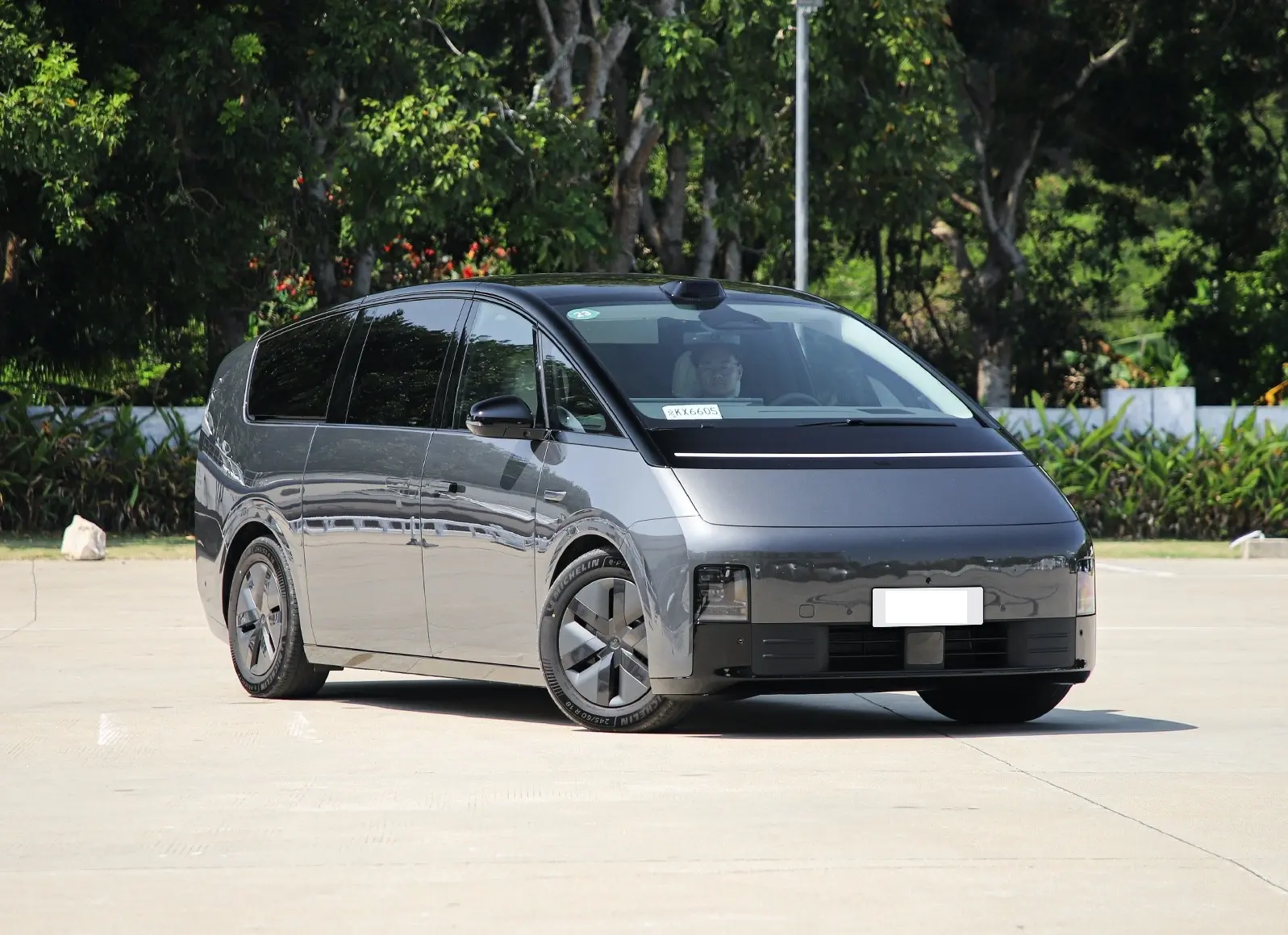 LiAuto MEGA Hits the Market at RMB 559,800: High-Speed Rail Styling, Aviation Seats, and an Impressive 700+ Kilometer Range - News - 1