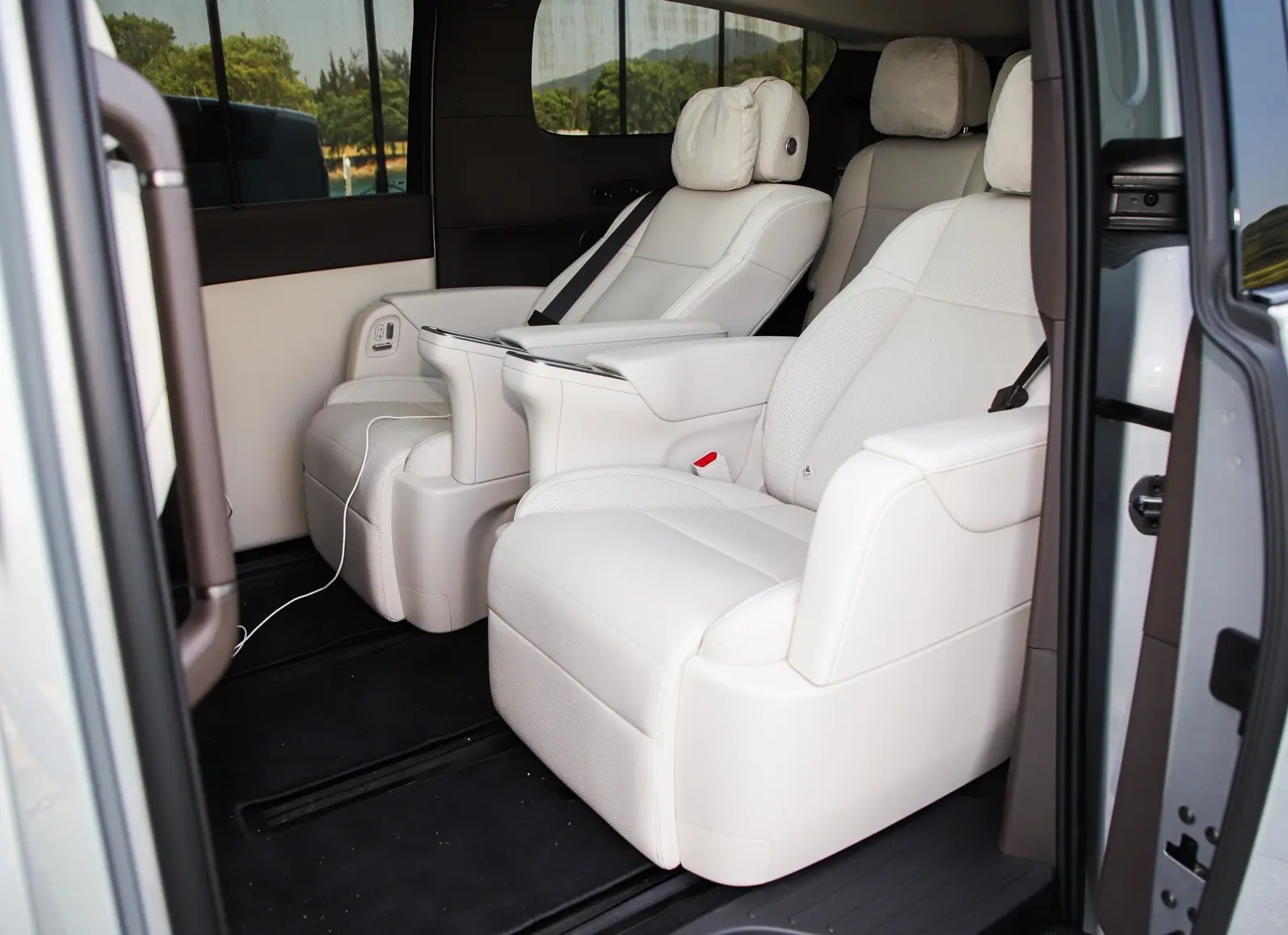 LiAuto MEGA Hits the Market at RMB 559,800: High-Speed Rail Styling, Aviation Seats, and an Impressive 700+ Kilometer Range - News - 5