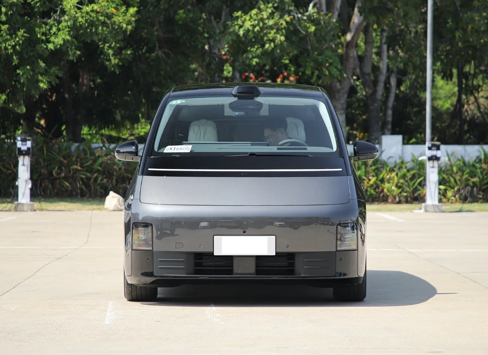 LiAuto MEGA Hits the Market at RMB 559,800: High-Speed Rail Styling, Aviation Seats, and an Impressive 700+ Kilometer Range - News - 2