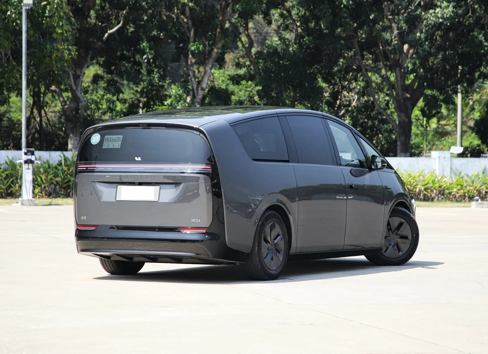 LiAuto MEGA Hits the Market at RMB 559,800: High-Speed Rail Styling, Aviation Seats, and an Impressive 700+ Kilometer Range - News - 4