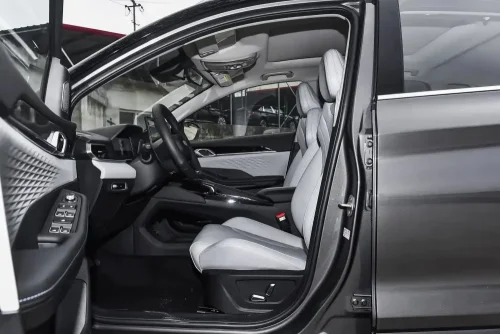 Geely-coolray-автомобиль-в-Китае-6
