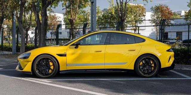 【AIC-MAR15】Xiaomi SU7 Ultra 2025 スタンダードエディション | 中国の中古車輸出業者